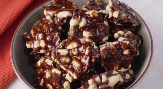 Pé de moleque com chocolate crocante e cremoso, um doce artesanal divino para saborear com a família 3 Pé de moleque com chocolate